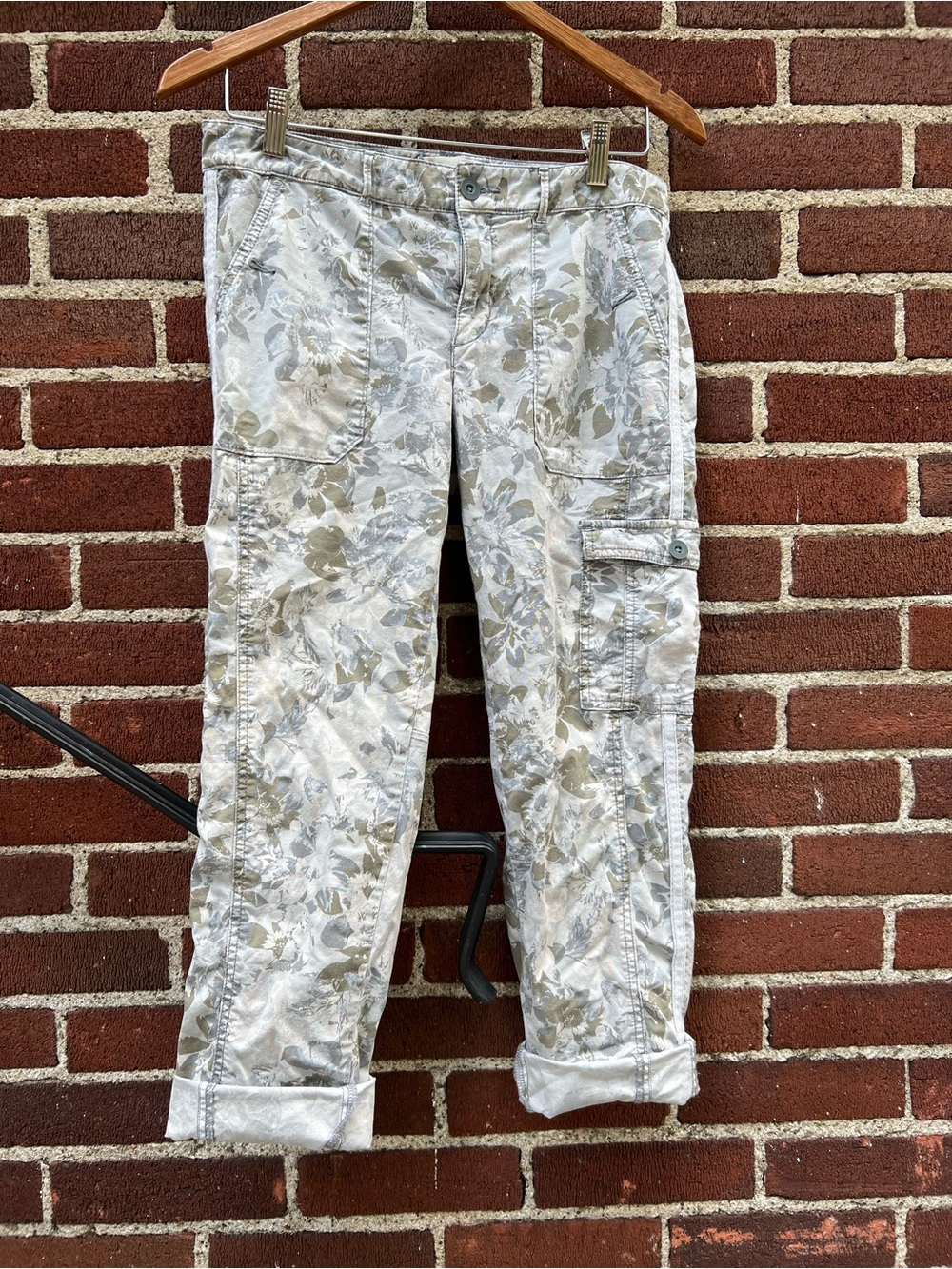 Floral Print Cargo Capris - White & Olive